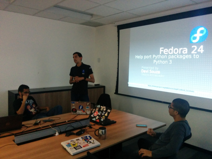 Davi talking about Python and Fedora