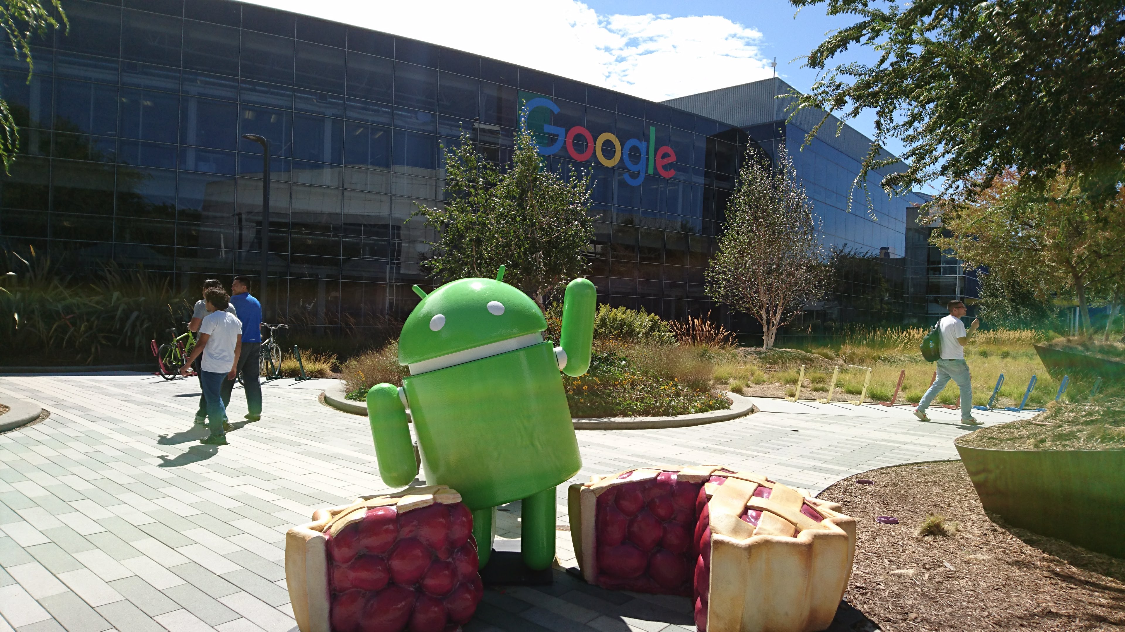 Foto da sede do Google com um Android gigante
